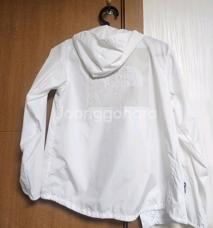 흰색 노스페이스 바람막이 점퍼--1