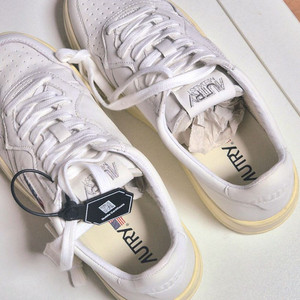 오트리 메달리스트 로우 고트스킨 스니커즈 화이트 새상품