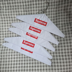 슈프림 옷걸이 24FW 프리기프트 슈프림 옷걸이