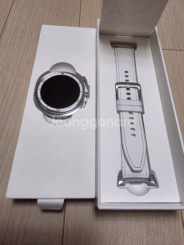삼성 갤럭시 워치8 클래식 46mm 화이트 판매합니다--0