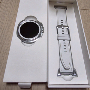 삼성 갤럭시 워치8 클래식 46mm 화이트 판매합니다