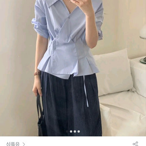 [새상품] 노블 반팔 랩 블라우스 스카이블루