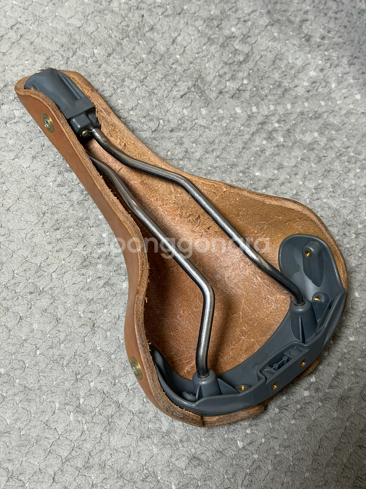 질베르투 자전거 가죽안장 내츄럴--3