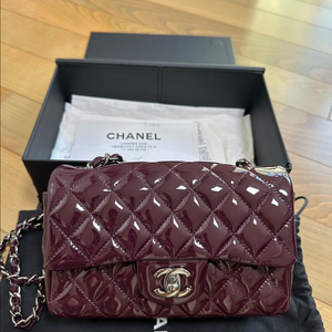 샤넬 뉴미니 플랩백 짙은 버건디 (새상품급)