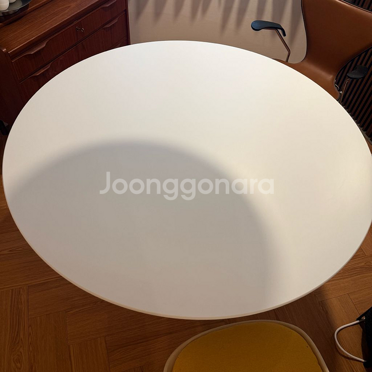 놀 사리넨 라미네이트 120cm 화이트 원형 테이블--1