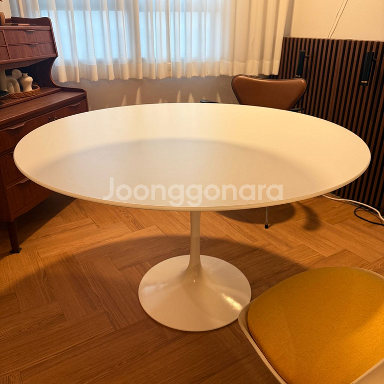 놀 사리넨 라미네이트 120cm 화이트 원형 테이블--0