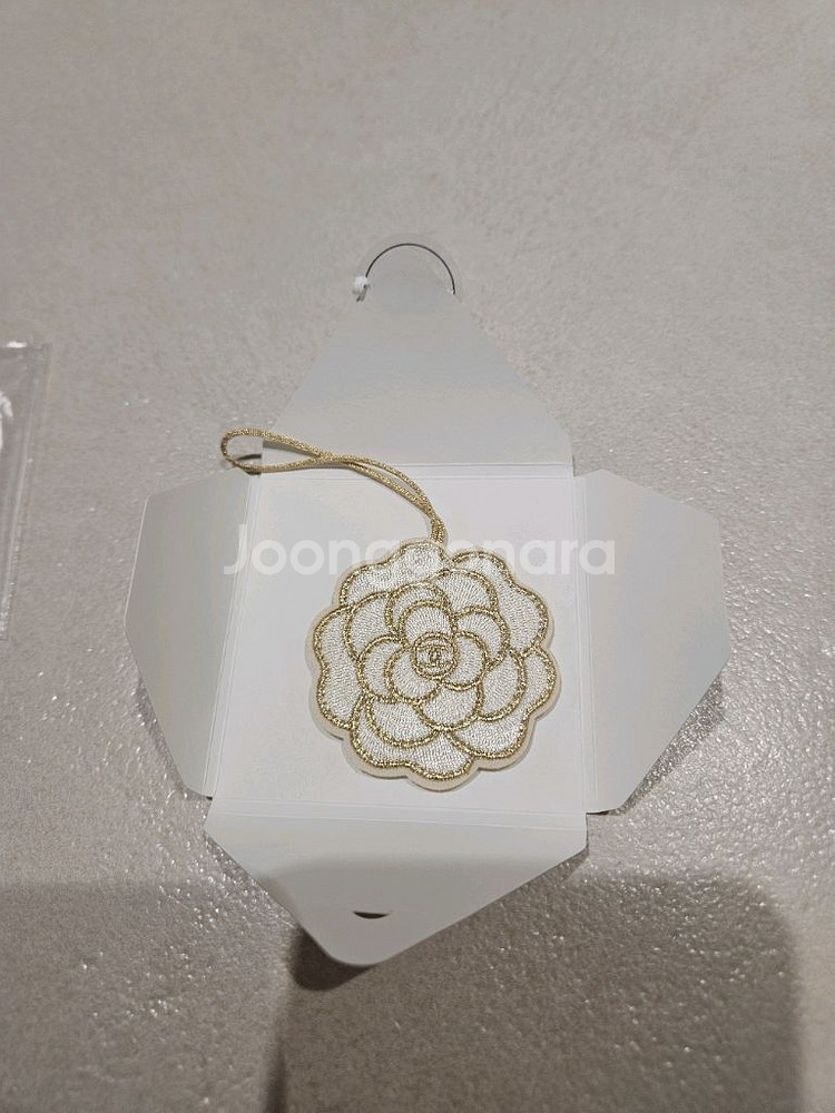 (새상품)샤넬 까멜리아 자수 키 체인--0