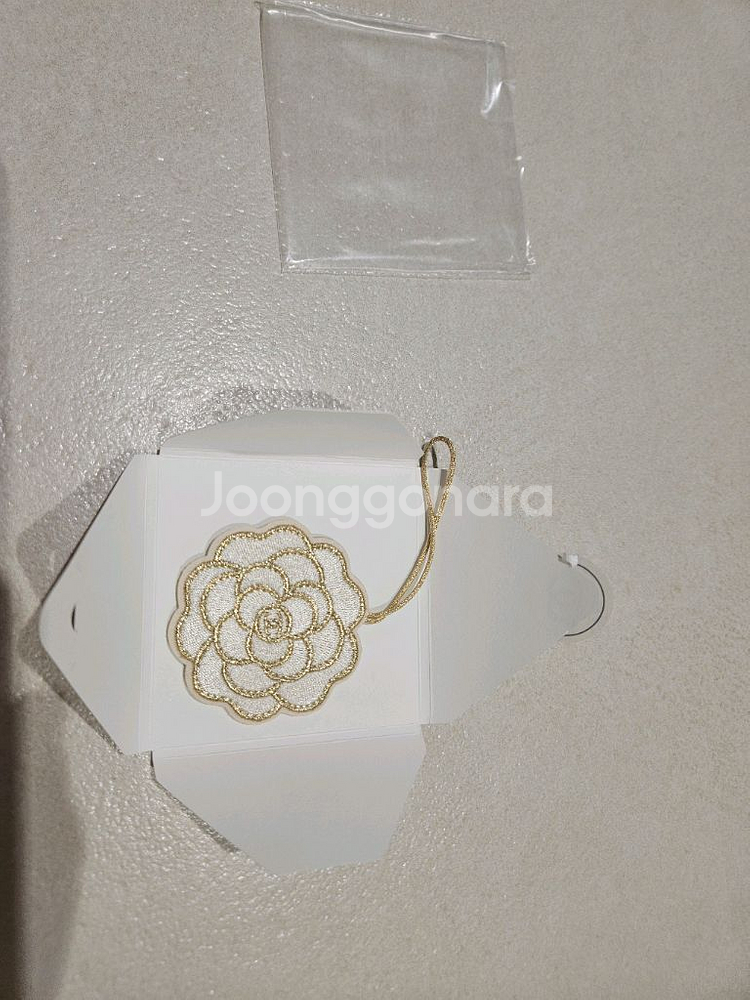 (새상품)샤넬 까멜리아 자수 키 체인--1