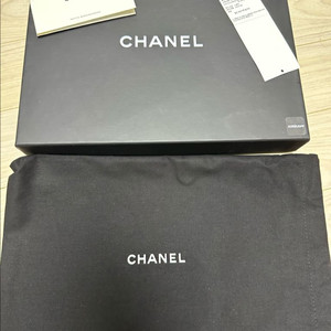 샤넬 클래식 미디움 클러치 은장