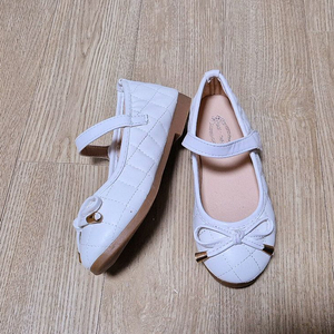 [새상품] 화이트 퀄팅 벨크로 스트랩 플랫슈즈(200)