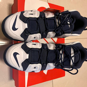 나이키 에어 모어 업템포 흰남 컬러 새상품