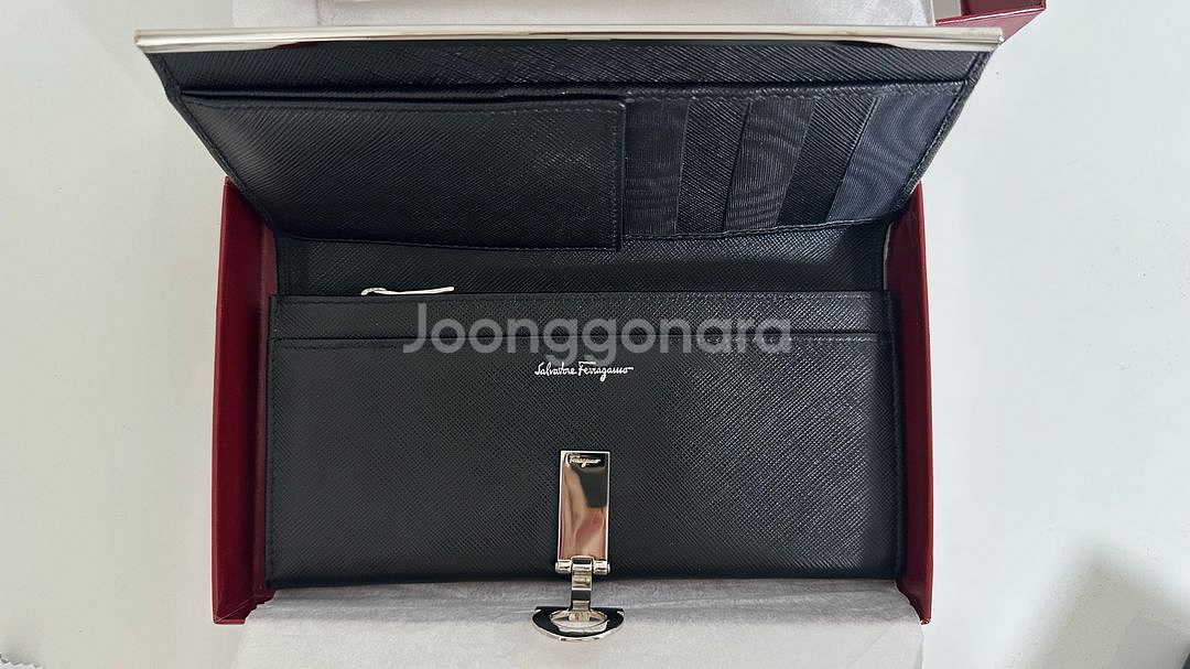 새제품) 페레가모 간치니 장지갑--1