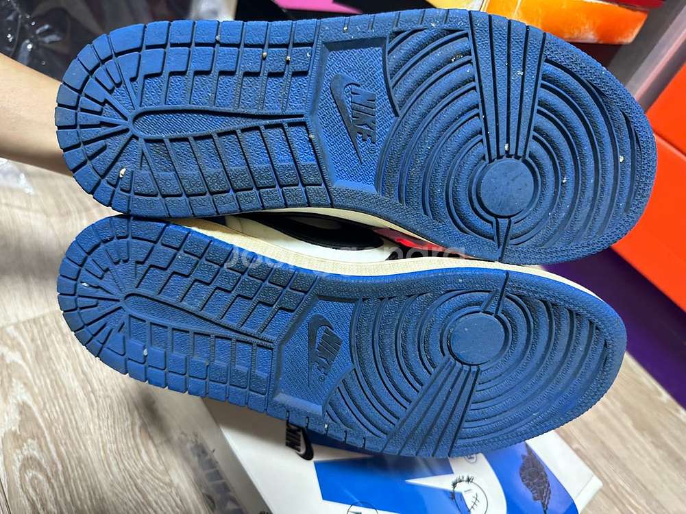 [255] 조던 1x 트래비스 스캇 x 프라그먼트--1