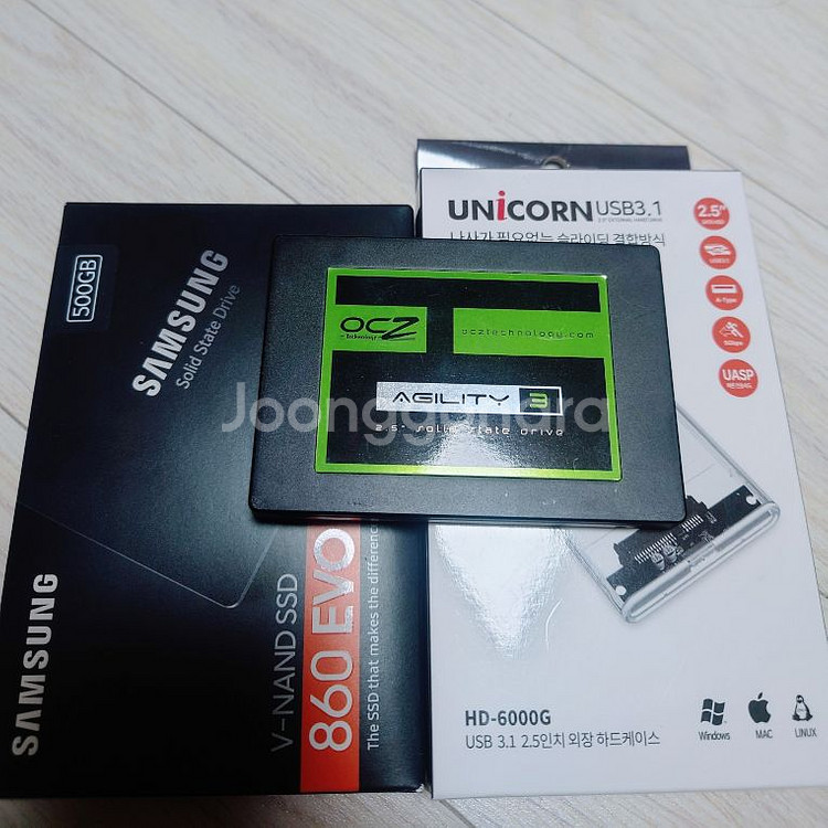 삼성 860 EVO 등 SSD 3개와 외장 케이스--0