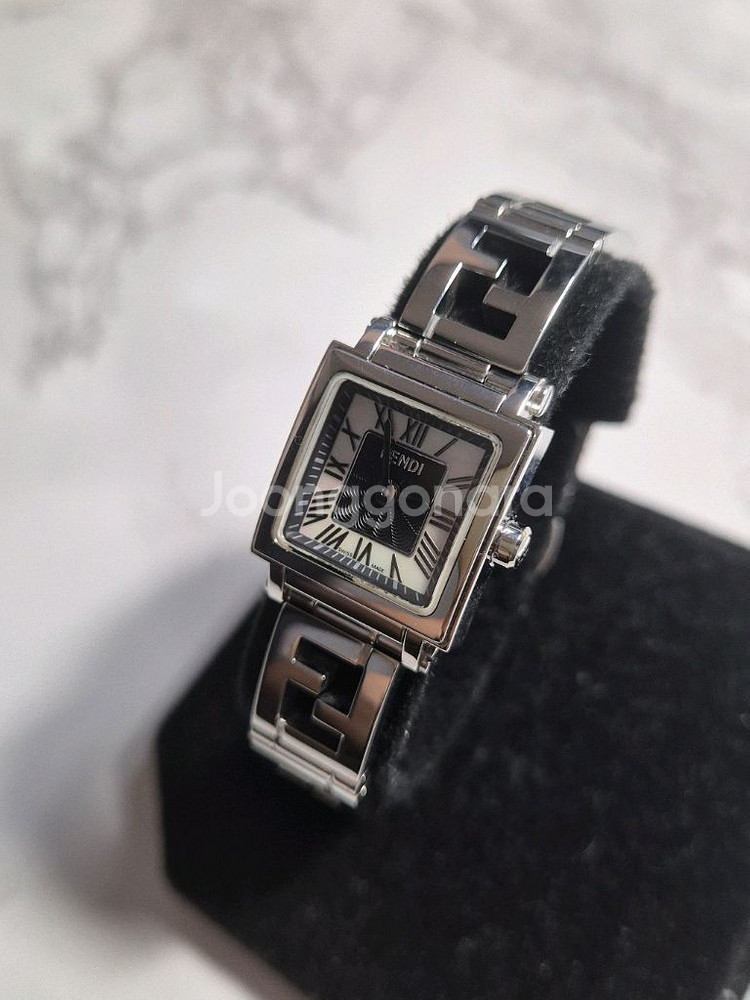 펜디 자개다이얼 팔찌시계--2