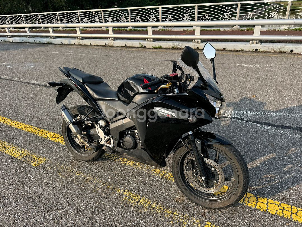 혼다 cbr125 17년형 짧은키로수 판매합니다--0