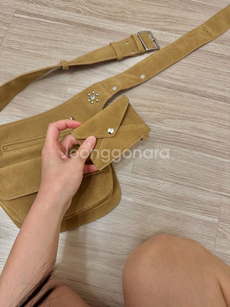 파르티멘토 우먼 레이어드 포켓 벨트백 카멜--5