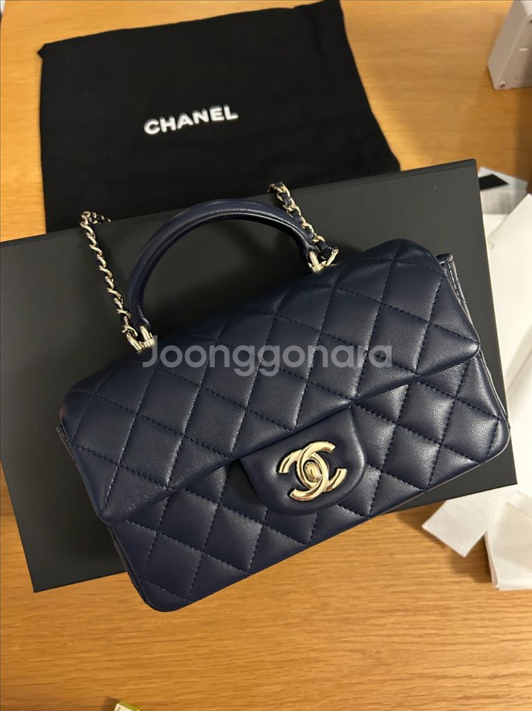 샤넬 뉴미니 탑핸들 / 24년 신강 직접구매 상태최상--0