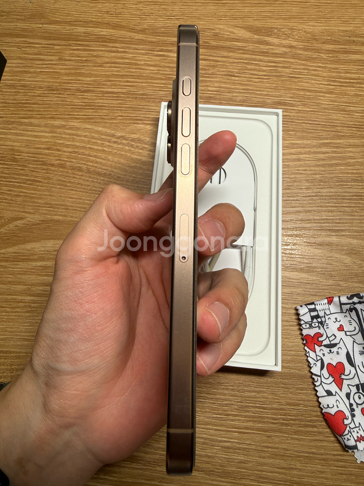 아이폰 16프로맥스 데저트티타늄 256GB 팝니다--2
