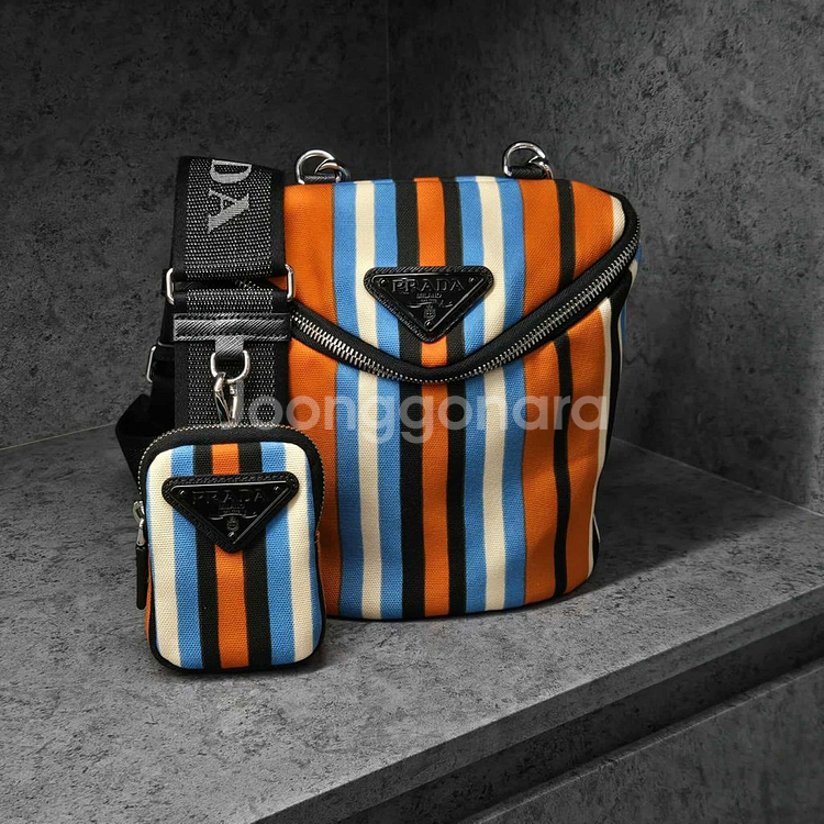 [새상품급]프라다 블랙 삼각로고 메신저백 크로스백--0