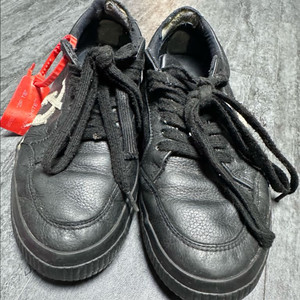 오프화이트 벌크 로우 블랙 스니커즈(240)