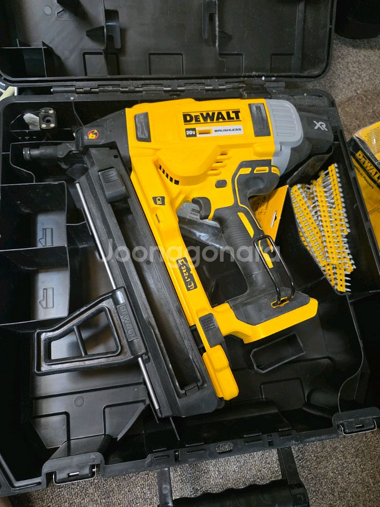 DeWALT 디월트 DCN890 충전식 네일러--1