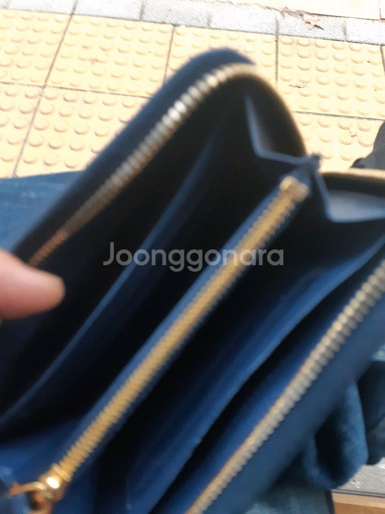 프라다 정품 중단지갑 지퍼식--1