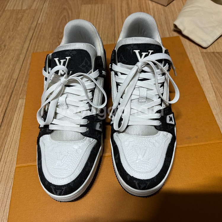 루이비통 트레이너 흑데님 7사이즈 판매합니다.--0