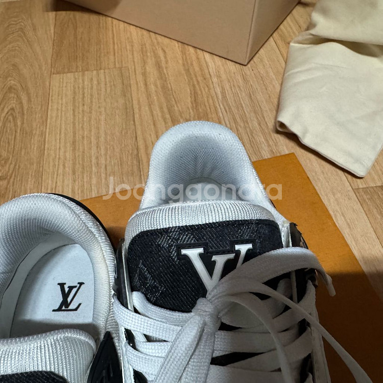 루이비통 트레이너 흑데님 7사이즈 판매합니다.--2