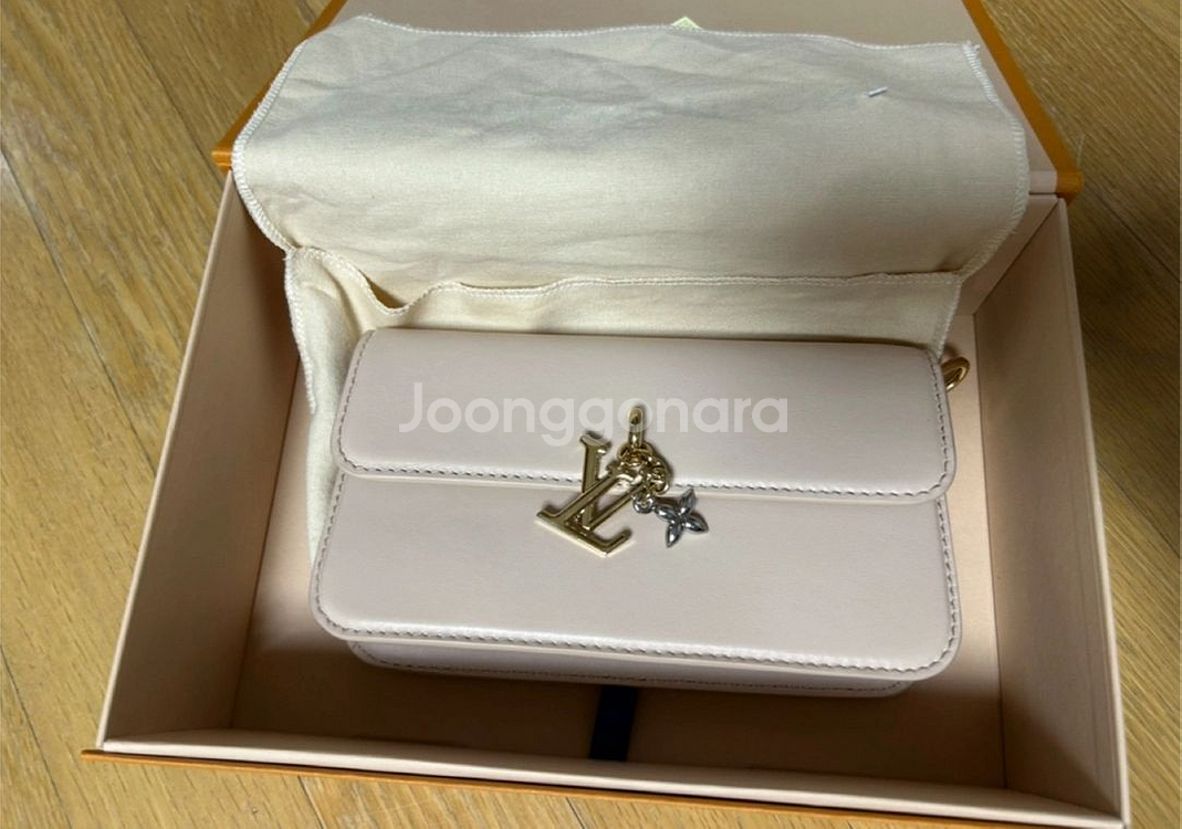 루이비통 체인 온 월릿 블룸 가방 팝니다(백화점 정품)--0