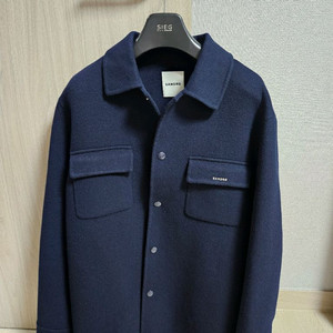 (새상품) 24fw 산드로옴므 울메탈로고 자켓 네이비M