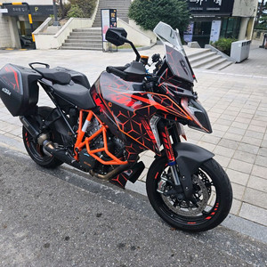 KTM 1290 슈퍼듀크 GT 이미지