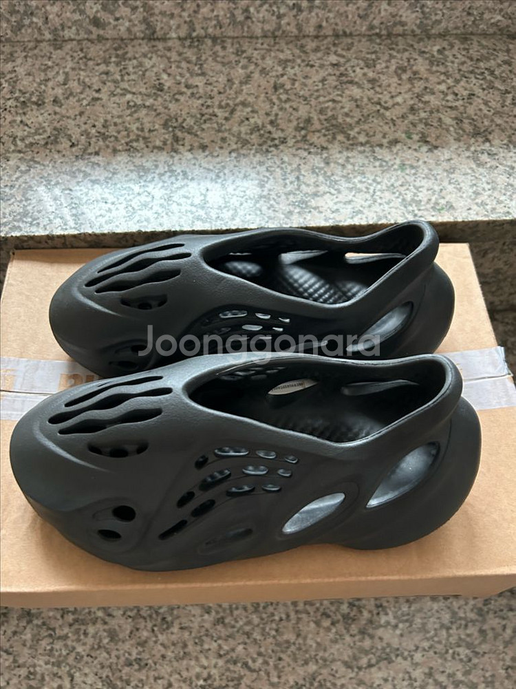 [255]아디다스이지폼러너 오닉스 블랙 팝니다--2