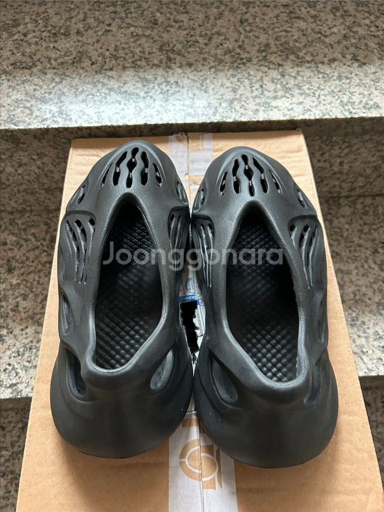 [255]아디다스이지폼러너 오닉스 블랙 팝니다--3
