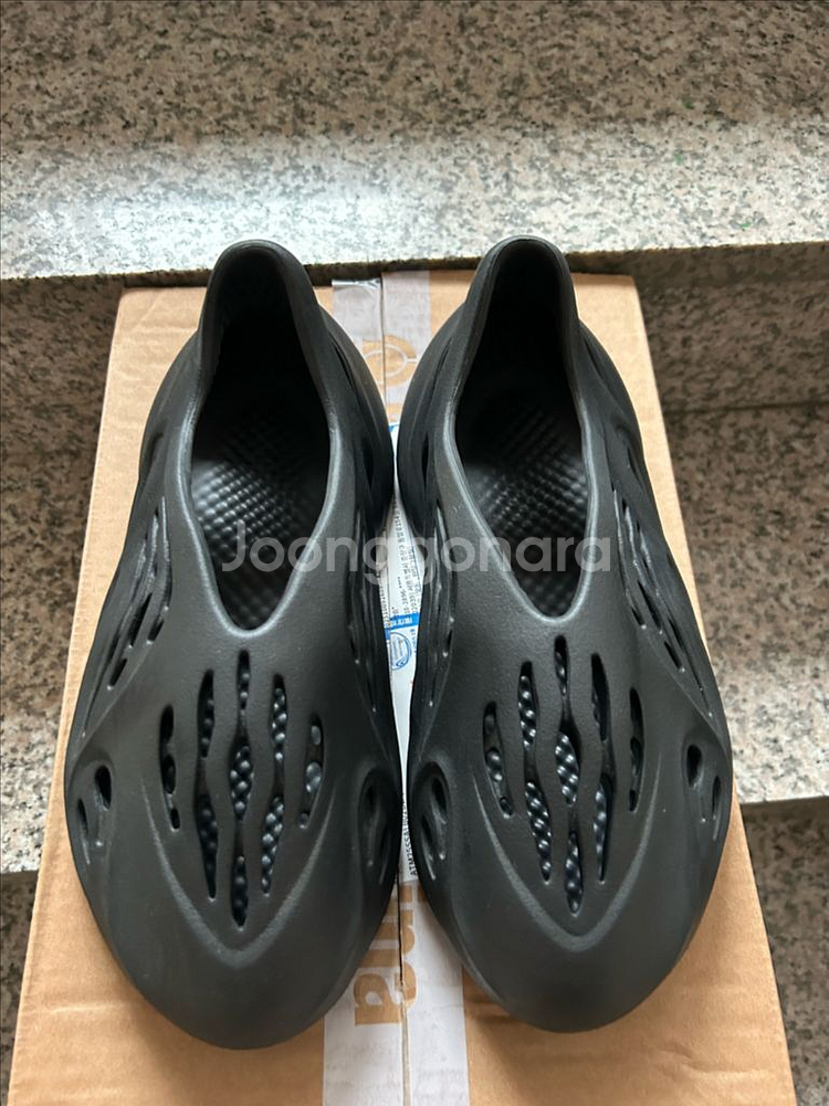 [255]아디다스이지폼러너 오닉스 블랙 팝니다--1