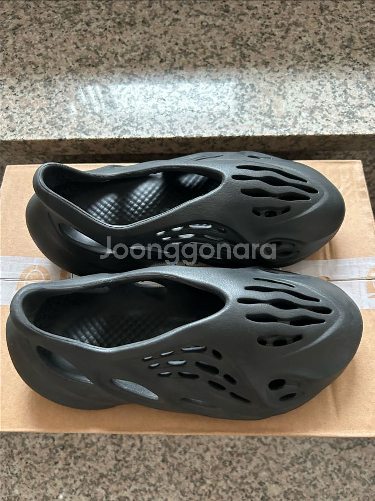 [255]아디다스이지폼러너 오닉스 블랙 팝니다--0