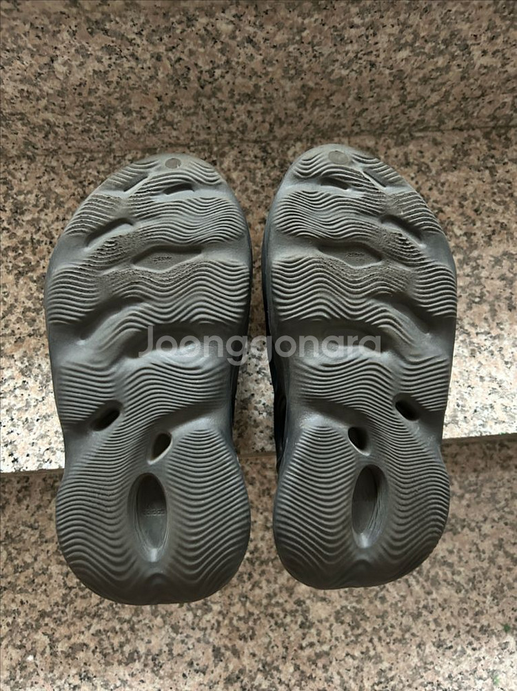 [255]아디다스이지폼러너 오닉스 블랙 팝니다--4