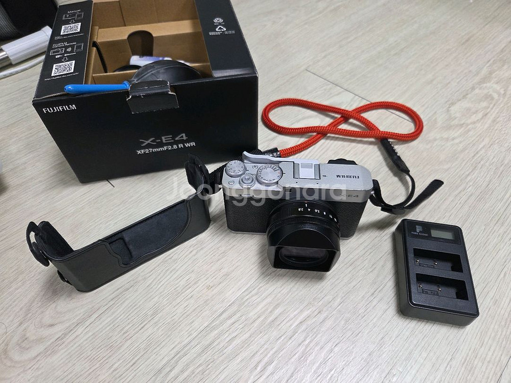 후지필름 X-E4 실버 + 27mm 렌즈--0