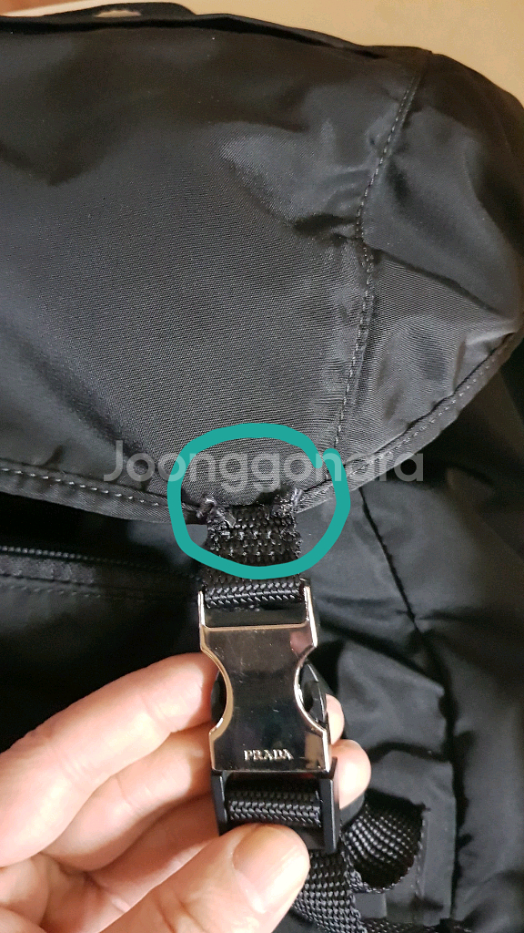 프라다 v135 백팩 팝니다--1