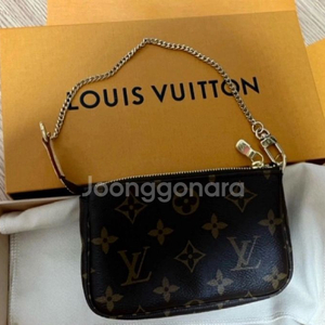 [새제품 / 정품] 루이비통 미니 포쉐트 악세수아 판매