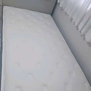 거의 새것 슈퍼싱글 (침대+ 매트리스 +방수 커버)