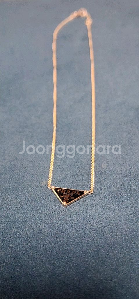 18k 로즈골드 색상 삼각 로고 일체형 목걸이--0