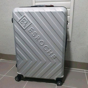 가볍고 이동이 편한 캐리어 32인치