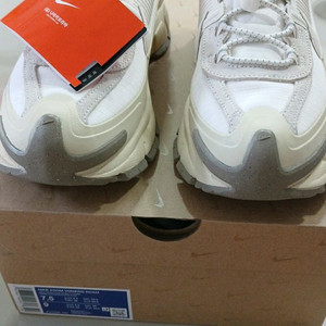 나이키 줌 보메로 5 롬 아이보리 색상 새상품사이즈는