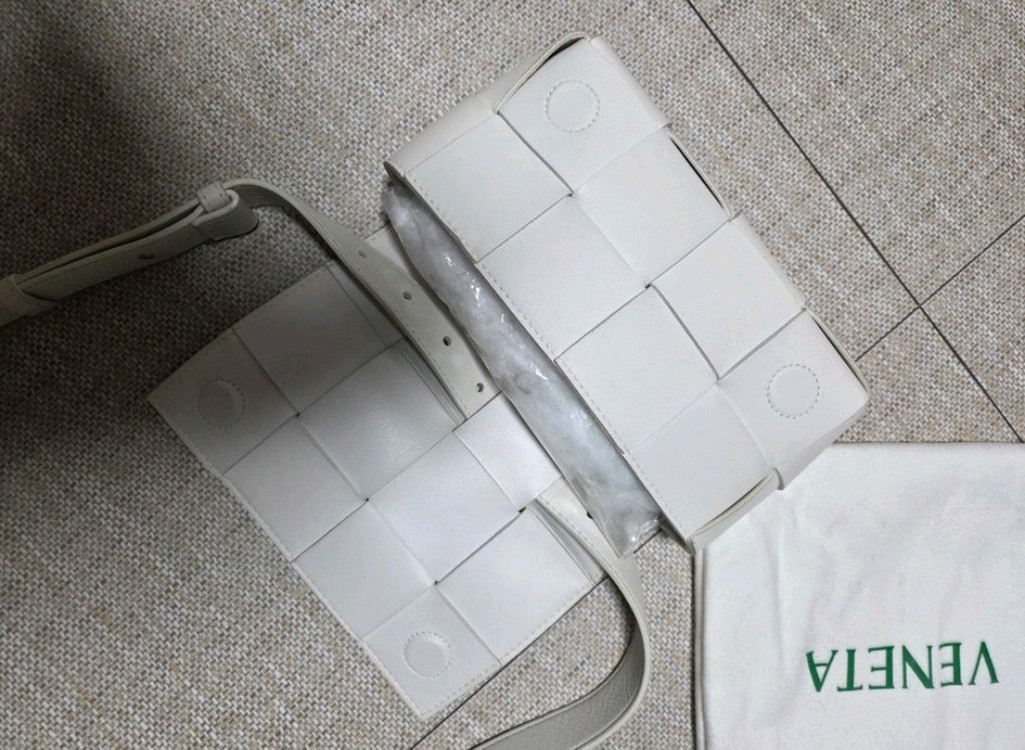 보테가베네타 카세트 벨트백--1