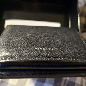 지방시 21fw 12주년 기념 엣지 컴팩트 지갑 판매