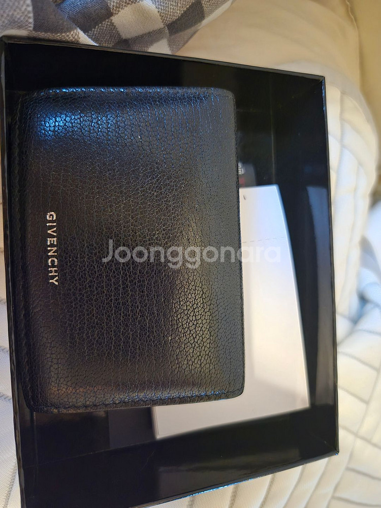 지방시 21fw 12주년 기념 엣지 컴팩트 지갑 판매--1