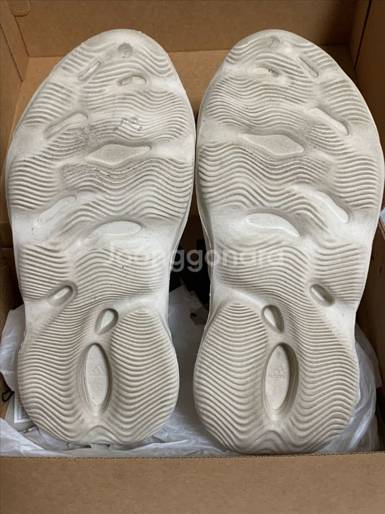 아디다스 이지폼러너 샌드 275 판매합니다.--2