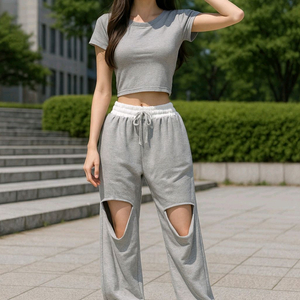 무릎 컷팅이 돋보이는 그레이 트레이닝 바지