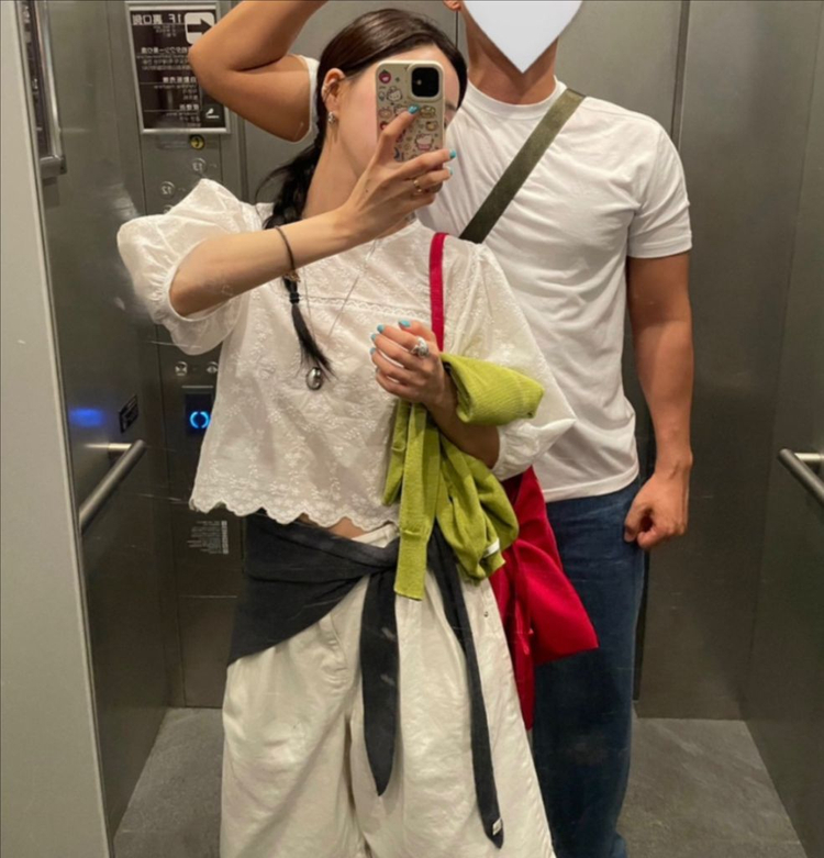 마크들리 미뉴에트 가내스라 페미니크 아루드 윈아웃딥뮤즈--2